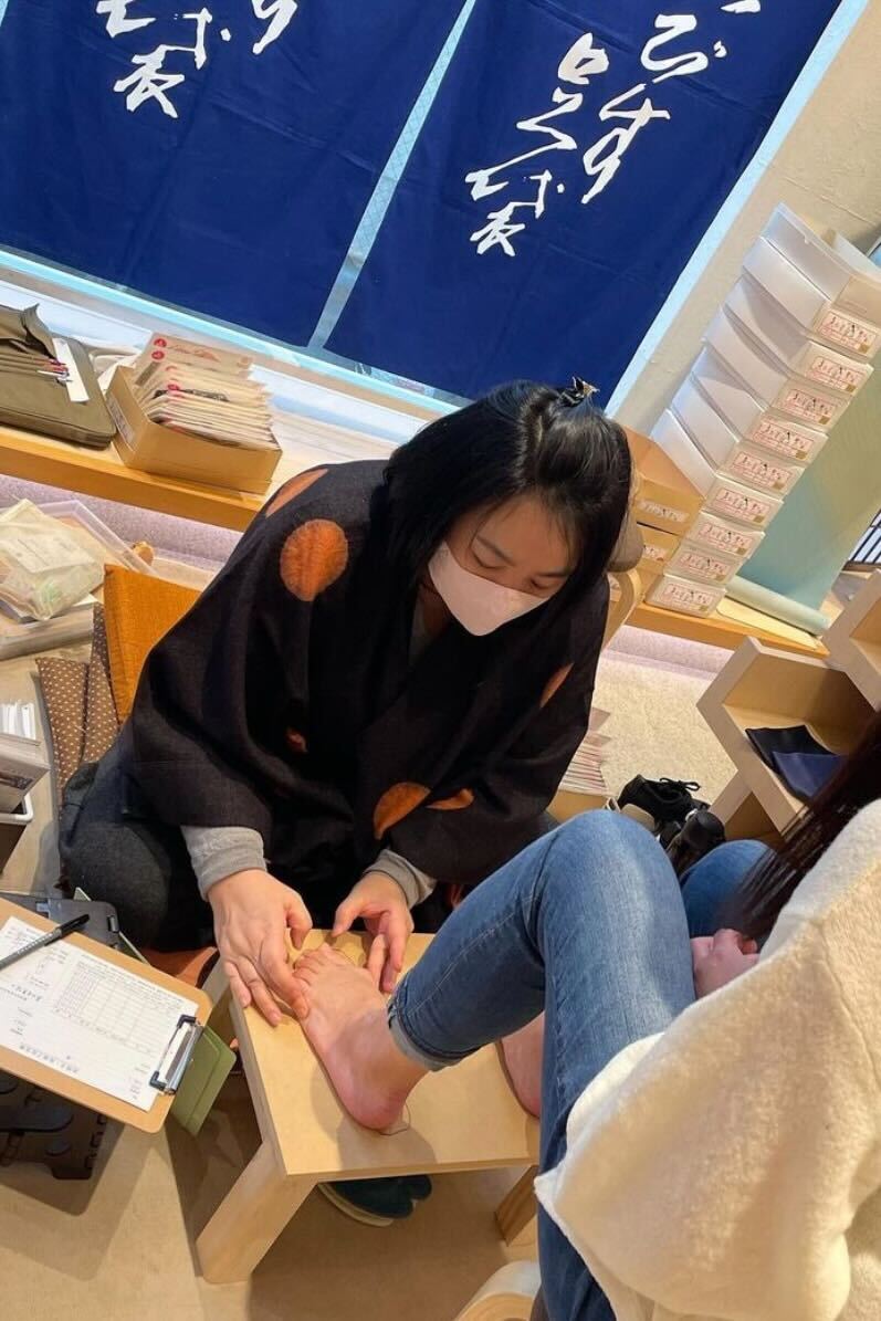 お見立て会での足袋の採寸の様子